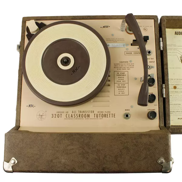 Audiotronics 320T Turntable Powers On Needs Replacement Needle Used