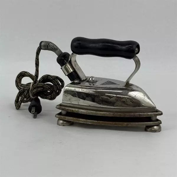 Antique American Beauty Iron With Stand Model No. 6 1/2 B  