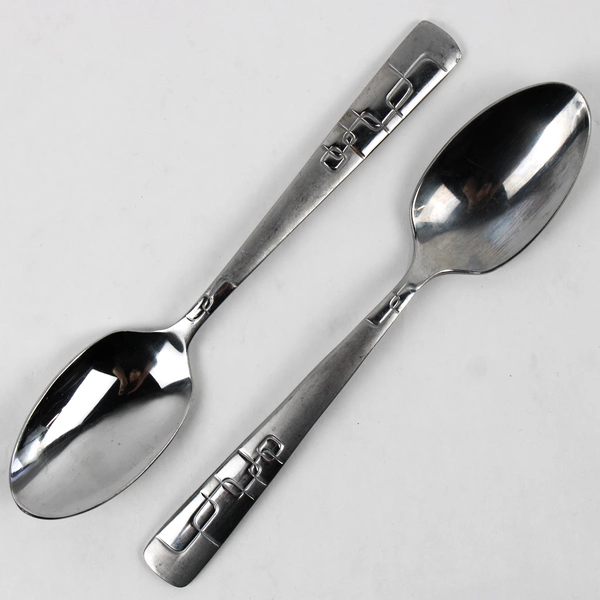 A Set of 4 Oneida Quadratic Pattern Oval Soup Spoons Glossy Frosted 7 Inches