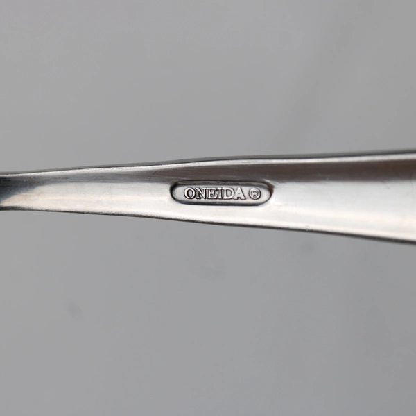 A Set of 4 Oneida Quadratic Pattern Oval Soup Spoons Glossy Frosted 7 Inches