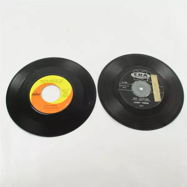 Lot of 2 45 RPM Singles Larry Verne 'Mr. Custer' & Glen Campbell 'Galveston'