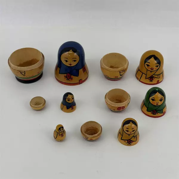 Vtg 6-Piece Russian Women Wearing Scarves Folk Art Nesting Dolls Set