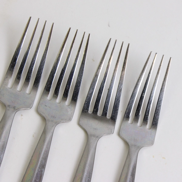 A Set of 4 Michael Lloyd 18/8 Stainless Dinner Forks Crystalis Pattern 8 Inches