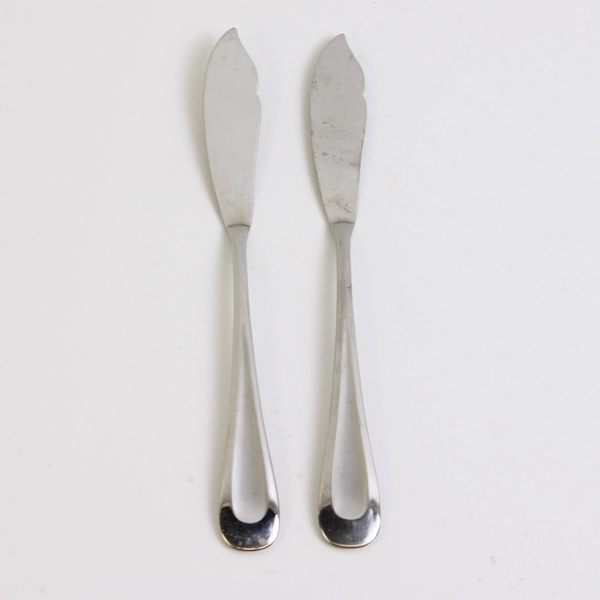 Lot of 2 Oneida Satin Sand Dune With Frosted Indent Butter Knives 6.3 Inches