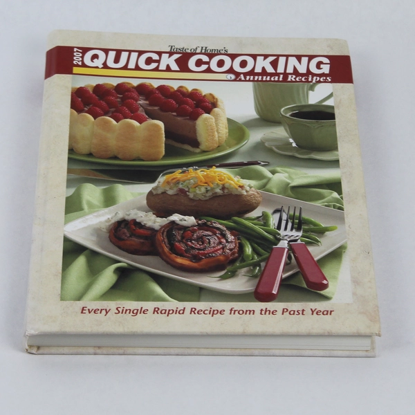 Taste of Home 2007 Quick Cooking Annual Recipes Cookbook - Good Condition