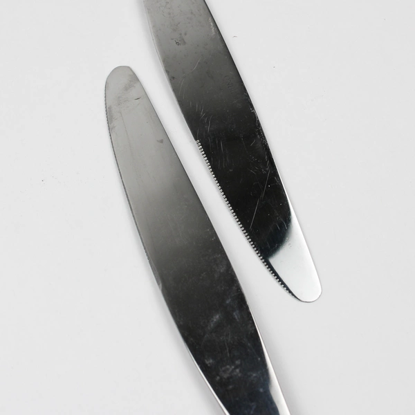 A Set of 4 Oneida Quadratic Pattern Solid Dinner Knives Glossy Frosted 9.5 Inch