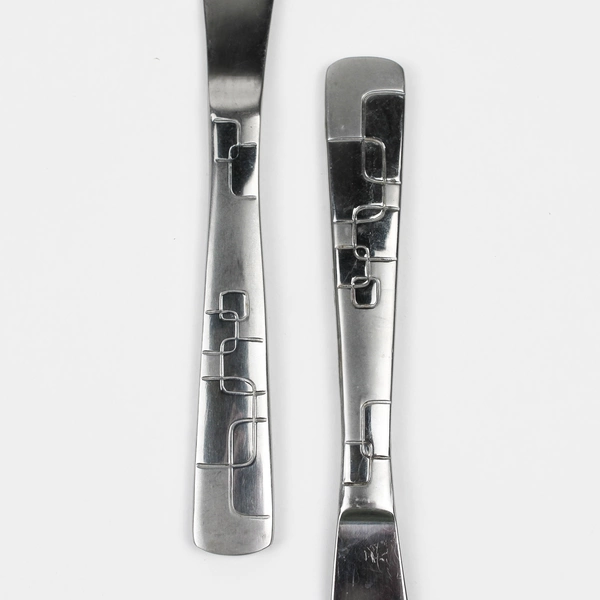 A Set of 4 Oneida Quadratic Pattern Solid Dinner Knives Glossy Frosted 9.5 Inch