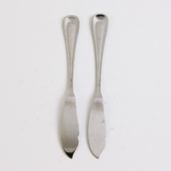 Lot of 2 Oneida Satin Sand Dune With Frosted Indent Butter Knives 6.3 Inches