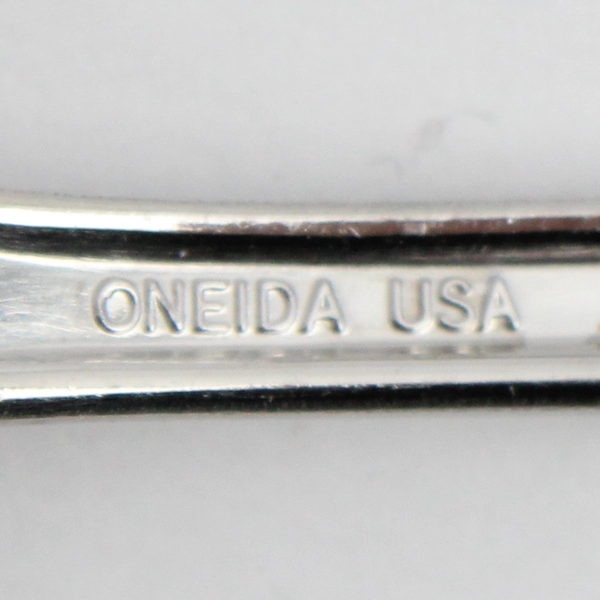 A Set of 4 Oneida Satin Fremont Pattern Stainless Teaspoons 6.125 Inches