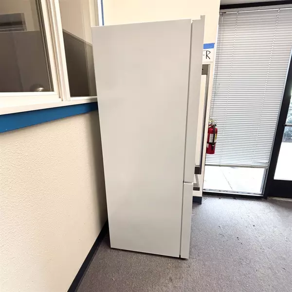 Used Hisense 17.2-cu ft  Bottom-Freezer Refrigerator