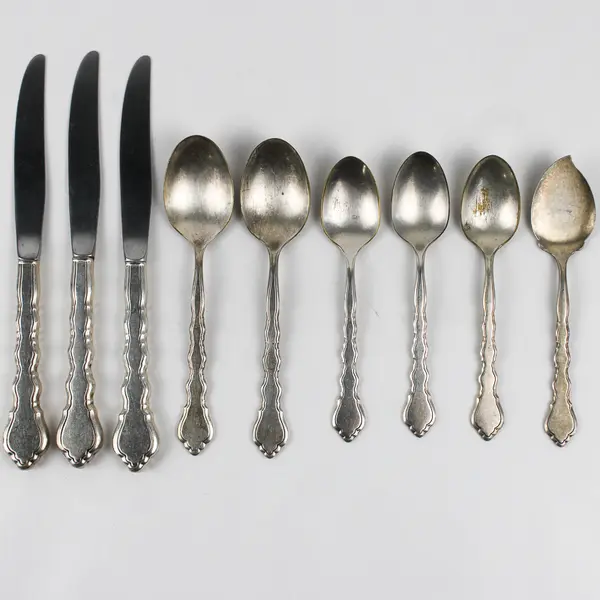 Lot Of 9 Oneida Silver Duet Pattern Flatware 6 Spoons & 3 Dinner Knives