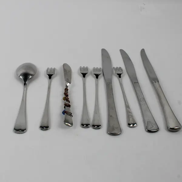 Lot Of 9 Oneida Canada/Distinction (Stainless) Flatware 4 Knives 4 Forks 1 Spoon