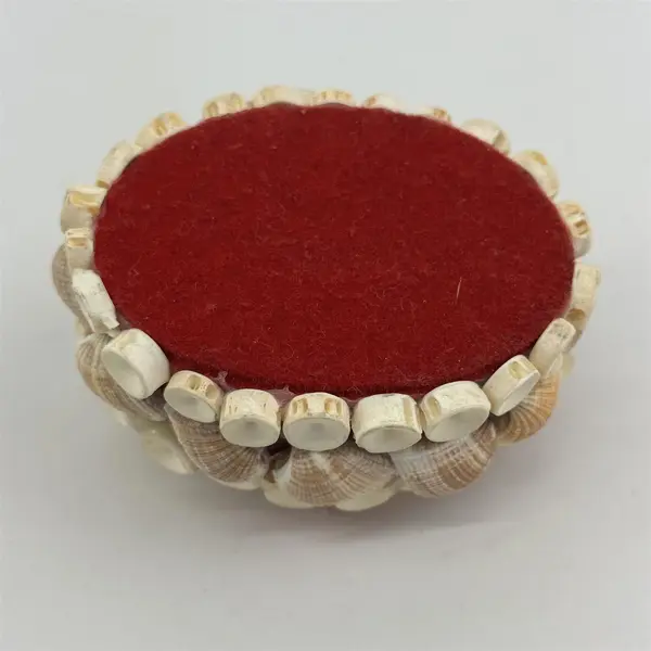 Vintage Seashell Trinket Jewelry Box Round Red Felt Lined Small 4.5in