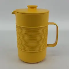Vintage Rubbermaid Yellow Ribbed 2 Quart Pitcher with Lid 2678