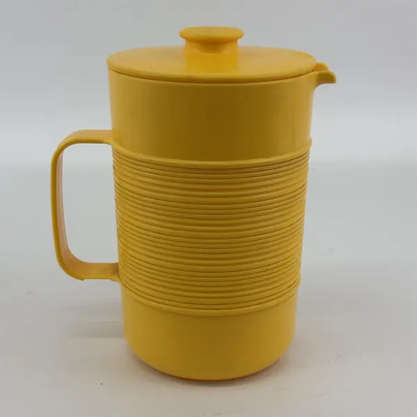 Vintage Rubbermaid Yellow Ribbed 2 Quart Pitcher with Lid 2678