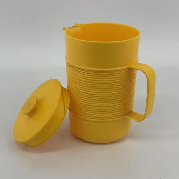 Vintage Rubbermaid Yellow Ribbed 2 Quart Pitcher with Lid 2678