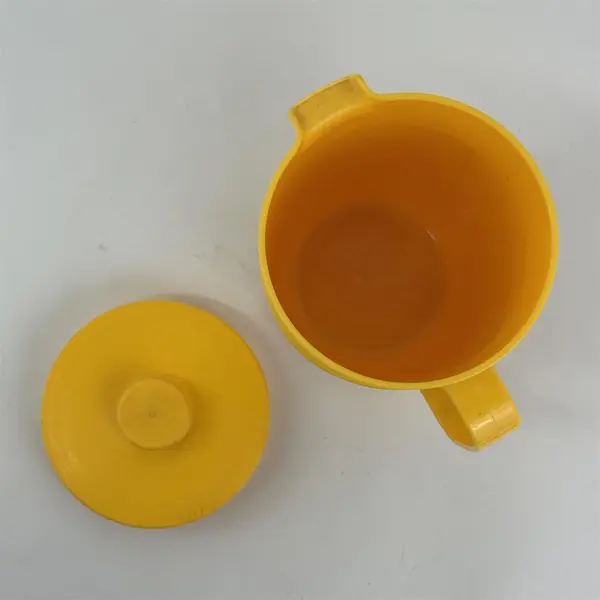 Vintage Rubbermaid Yellow Ribbed 2 Quart Pitcher with Lid 2678