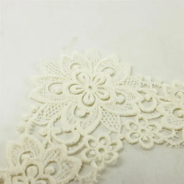 Set of 4 White Lace Appliques Sewing Embellishments 4in
