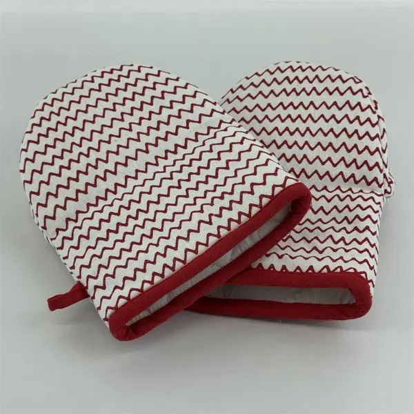 Max Studio Home Mini Oven Mitts White With Red Zigzag Pattern