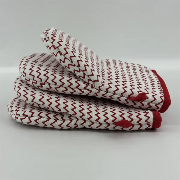 Max Studio Home Mini Oven Mitts White With Red Zigzag Pattern