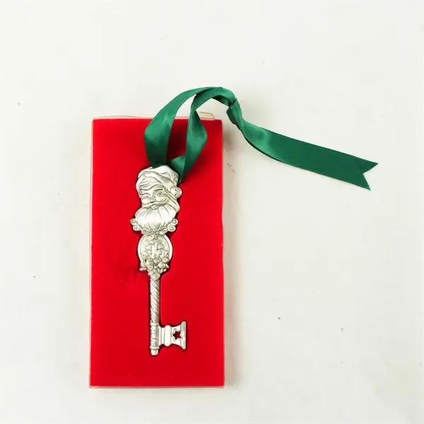 Longaberger 2001 Pewter Santa Key