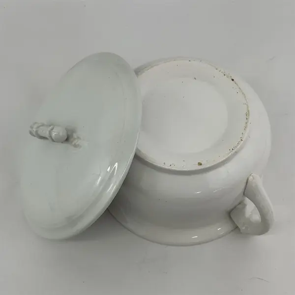 White Porcelain Chamber Pot with Lid