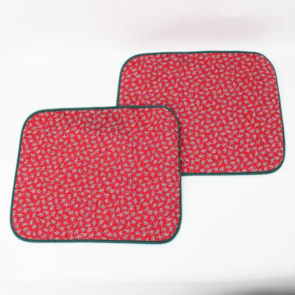 Lot Of 2 Unbranded Matching Red/Green Patterned Fabric Placemats 16.25" x 13.25"