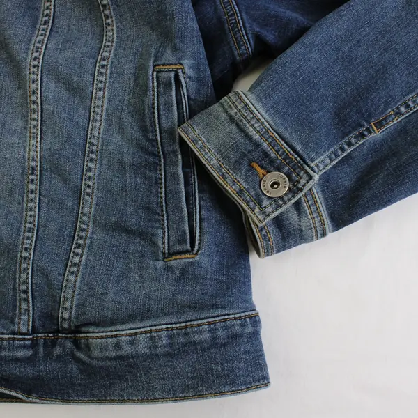 Torrid Women's 2 Plus Medium Wash Button Up Long Sleeve Denim Jacket