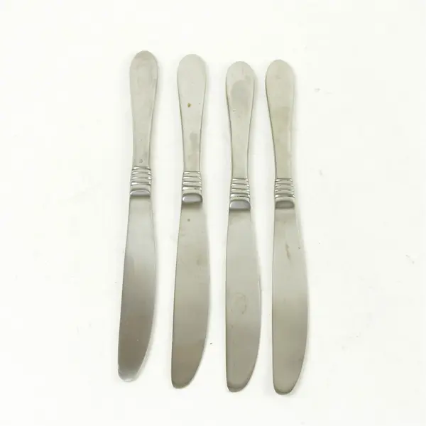 Set of 4 Oneida Banbury Stainless Modern Solid Knives