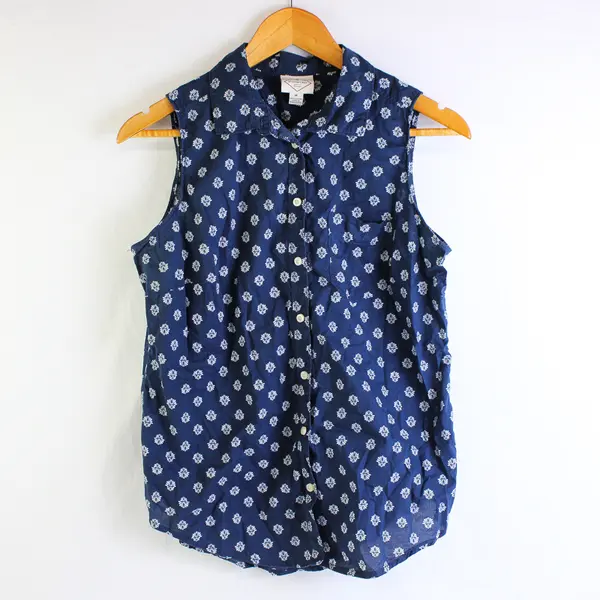 St. John's Bay Navy Blue and White Patterned Button-Up Vest Women's Medium