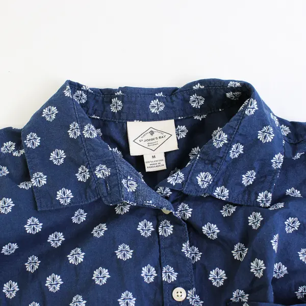 St. John's Bay Navy Blue and White Patterned Button-Up Vest Women's Medium