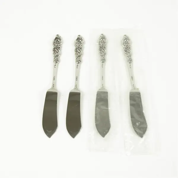 Set of 4 Oneida Barcelona Stainless Flat Handle Master Butter Knives
