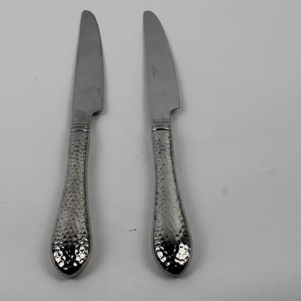 2 Wallace Silver Colonial Hammered Pattern 18/10 SS Dinner Knives 9.75" Rare