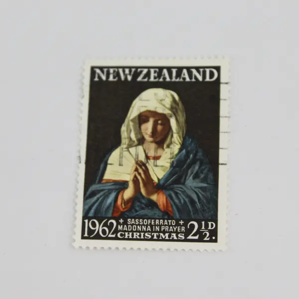 Lot Of 4 New Zealand Stamps Madonna Kiwi UN Manuka Flower Used Canceled