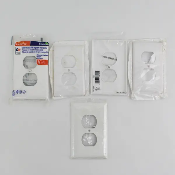 Lot of 8 White Wall Plates 5 Outlet Covers, 2 Switch Covers, 1 Nylon