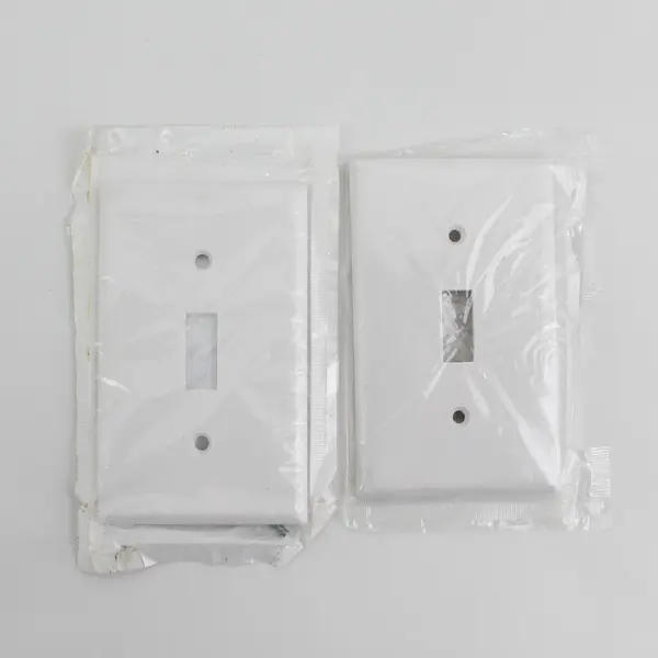 Lot of 8 White Wall Plates 5 Outlet Covers, 2 Switch Covers, 1 Nylon