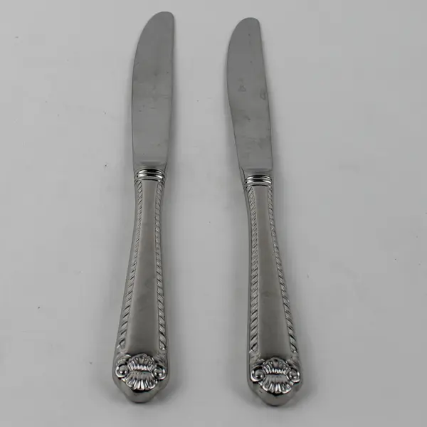 Lot of 2 Wallace Silver French Shell Pattern 18/8 SS Dinner Knives 8.75" Good 