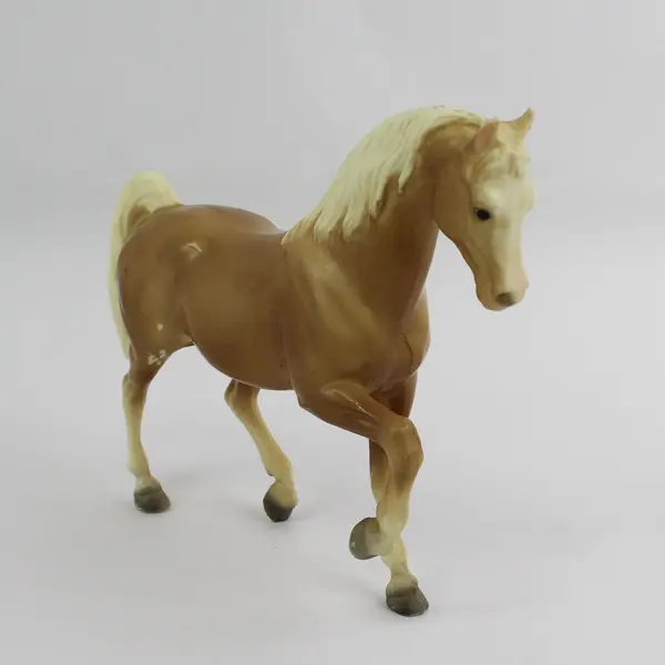 2 Vintage Breyer Glossy Palomino Horses One With A Leather Saddle 9.5"