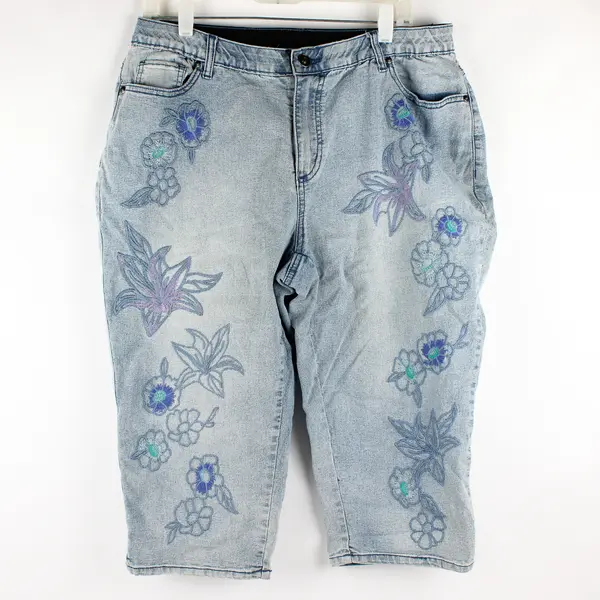 Catherines Petite Floral Embroidered Light-Wash Denim Shorts Women's 18WP