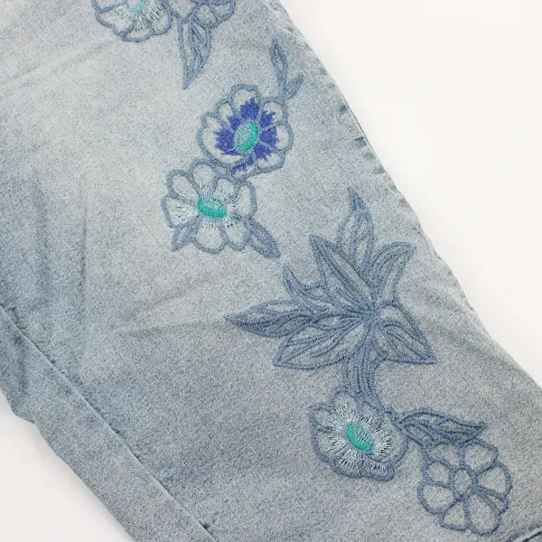 Catherines Petite Floral Embroidered Light-Wash Denim Shorts Women's 18WP