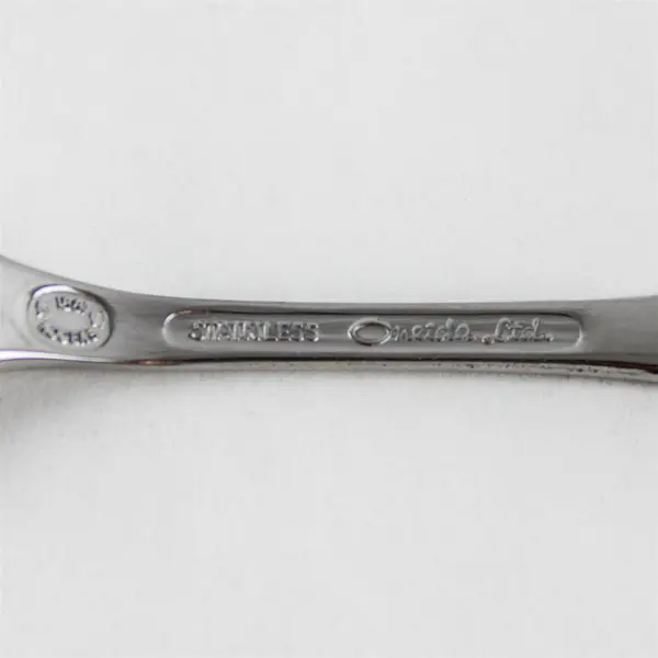 Lot of 5 Oneida Spanish Court Stainless 4 Modern Hollow Knives & Seafood Fork