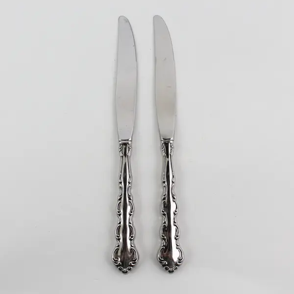 Lot of 2 Oneida Silver Mozart Pattern SS Hollow Dinner Knives Small Serration 9"