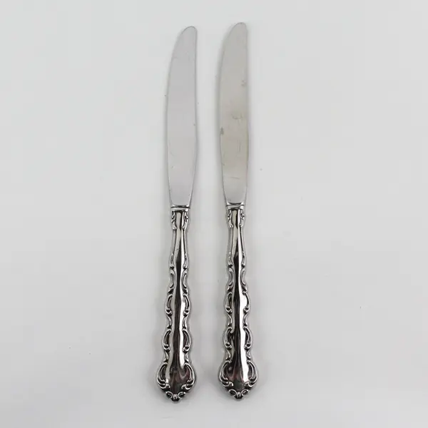 Lot of 2 Oneida Silver Mozart Pattern SS Hollow Dinner Knives Small Serration 9"