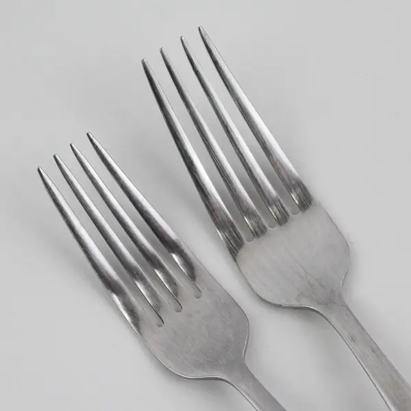 Lot of 4 Oneida Silver Landon Pattern 18/0 SS 2 Forks 2 Salad Forks Good