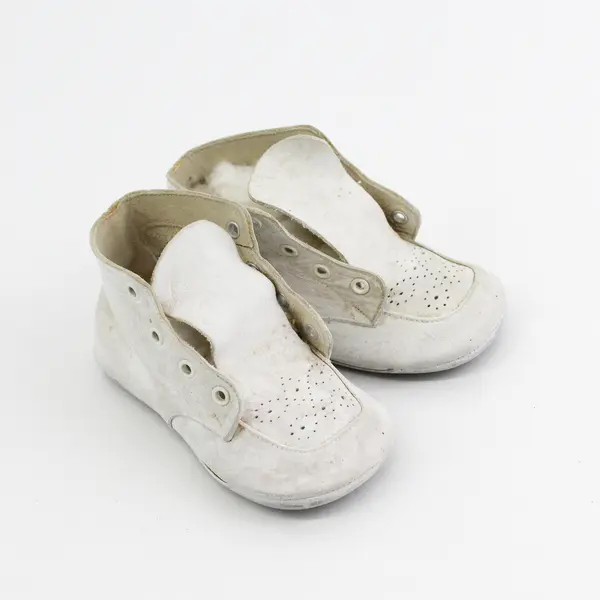 Vintage 1950's White Leather S636 Baby Shoes With Suede Soles Size 2