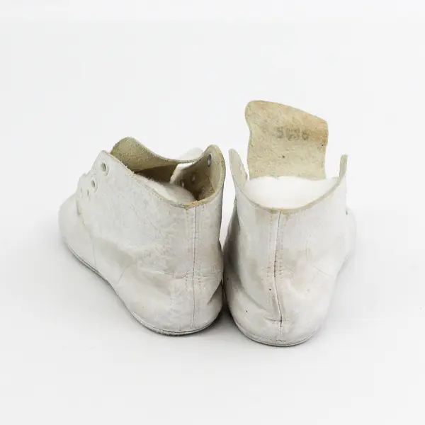 Vintage 1950's White Leather S636 Baby Shoes With Suede Soles Size 2