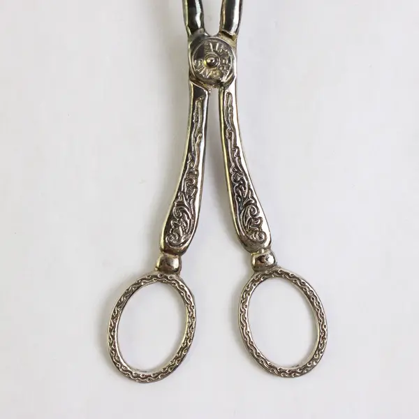 Vintage Ornate Engraved Leaf Pattern Zinc Alloy Silver Plated Salad Tongs 8.75”