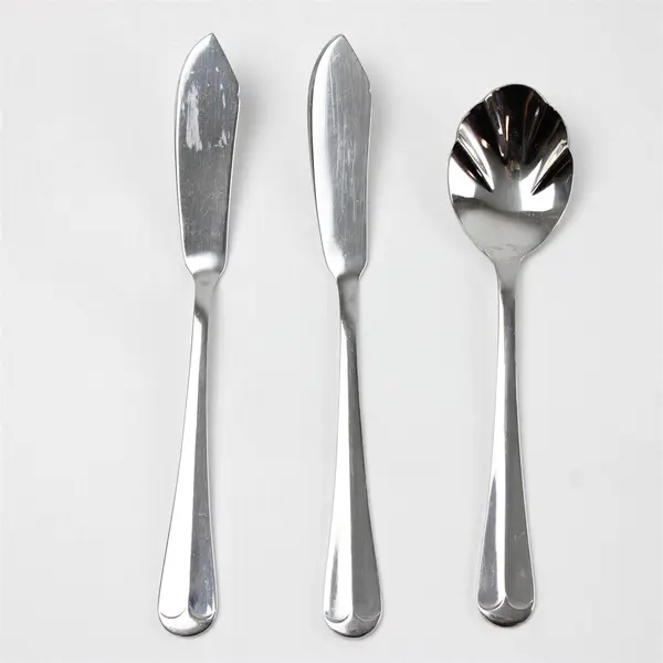 Lot of 3 Wallace Silversmiths Kensington Stainless 2 Butter Knives & Sugar Spoon