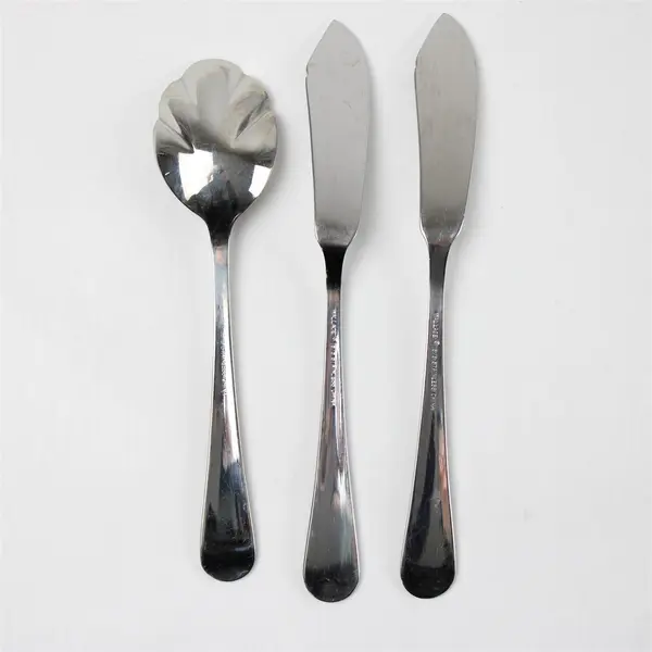 Lot of 3 Wallace Silversmiths Kensington Stainless 2 Butter Knives & Sugar Spoon