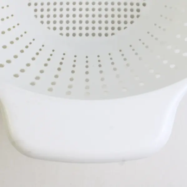 Unbranded Large Solid White Color Round Plastic Colander With Handles